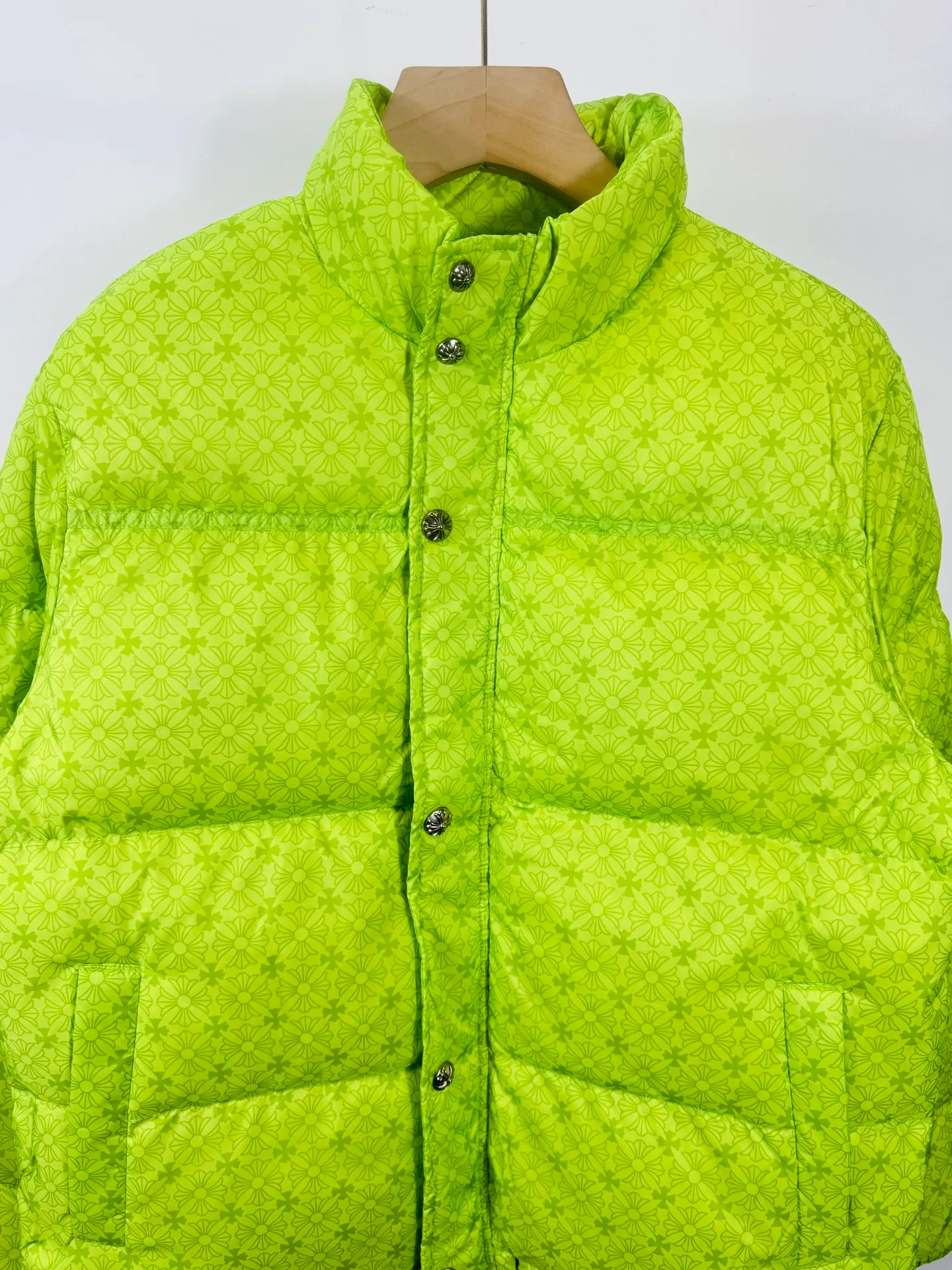 P760 top version 🐮 Real shot without P, ​​different from market products] Chrome Hearts ❄️ Winter environmentally friendly down jacket series ❄️ Chrome Hearts dark pattern series hooded down jacket is available at the counter at the same time ❤ The hood is detachable! The best Guangzhou national standard 90 velvet on the market! ! The world’s highest fluffiness of 900D! ! High standard and sufficient down filling! ! Exterior windproof and waterproof dark pattern custom fabric, interior high-grade dark pattern lining fabric to prevent lint, original hardware molding, exquisite craftsmanship details, casual or formal wear ✨ slim fit and not bloated Recommended color: Customized dark pattern flower series Code number: S, M, L, XL